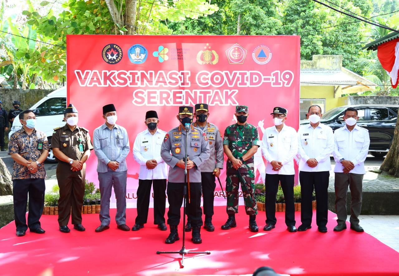 Photo of Tinjau Vaksinasi se-Indonesia, Kapolri Saksikan Gubernur Maluku Utara Divaksin