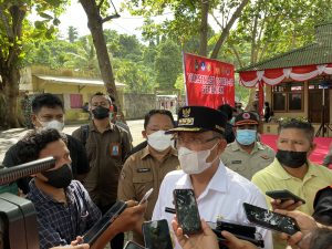 Rizal Marsaoly, Kepala Bappelitbangda Kota Ternate Saat Mendampingi Walikota Tauhid Soleman dalam Kunjungan Kapolri di Pantai Wisata Sulamadaha.