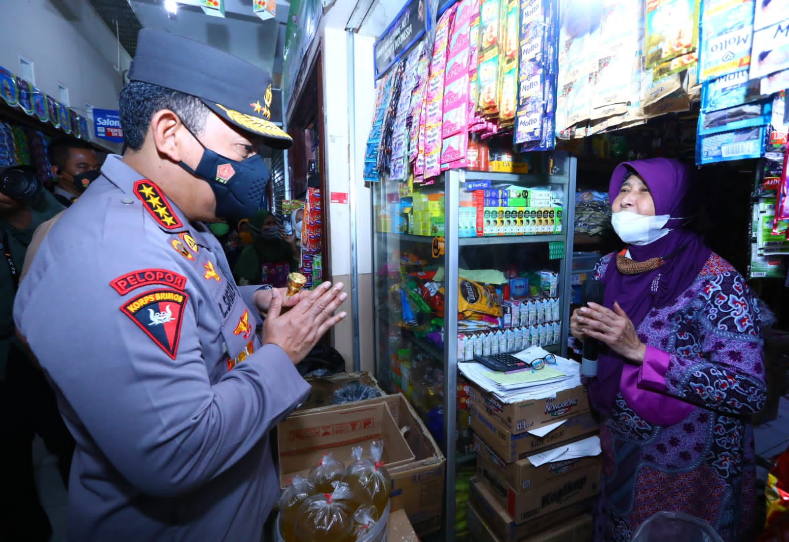 Photo of Tinjau Pasar Muntilan, Kapolri Minta Pedagang Laporkan Jika Distribusi Minyak Curah Terganggu