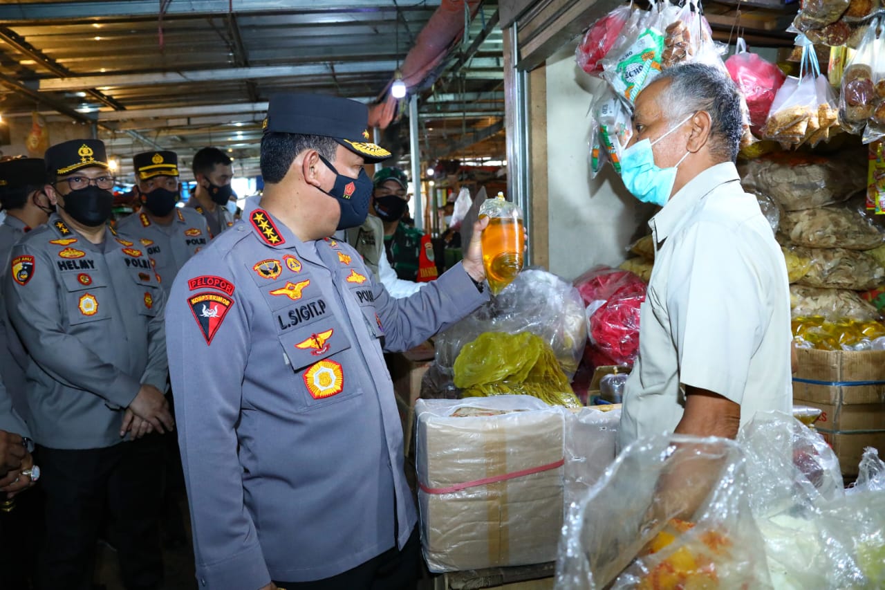 Photo of Kapolri Turun Langsung ke Pasar Pastikan Stok Minyak Goreng Untuk Warga Aman