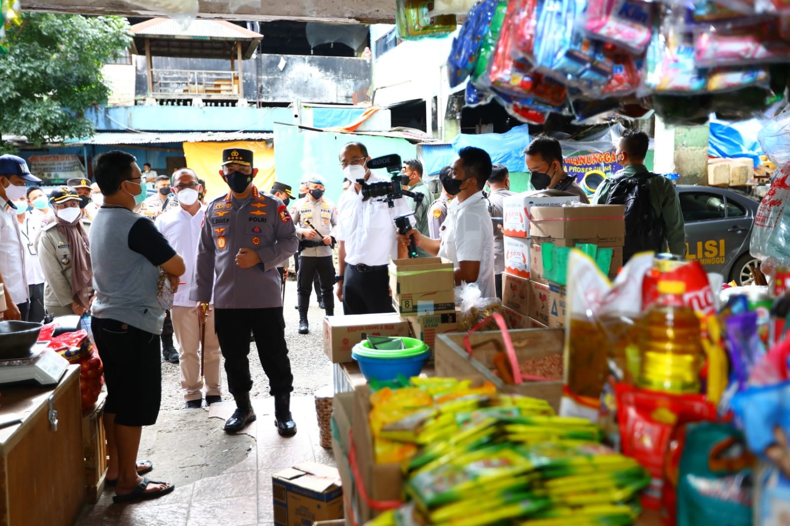 Photo of Tinjau Pasar Minggu, Kapolri Pastikan Stok Minyak Curah untuk Warga Aman