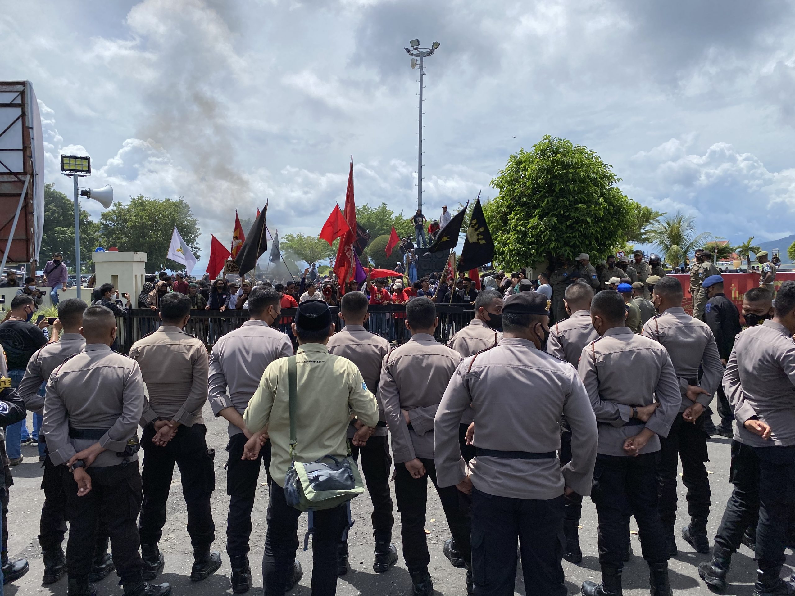 Photo of RIBUAN MAHASISWA GELAR AKSI TOLAK KENAIKAN HARGA BBM DAN SEMBAKO DI TERNATE, MALUT.