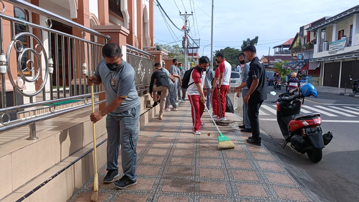 Photo of JUMAT BERKAH, POLDA MALUKU UTARA GELAR BERSIH-BERSIH MASJID SAMBUT BULAN SUCI RAMADHAN DI KOTA TERNATE