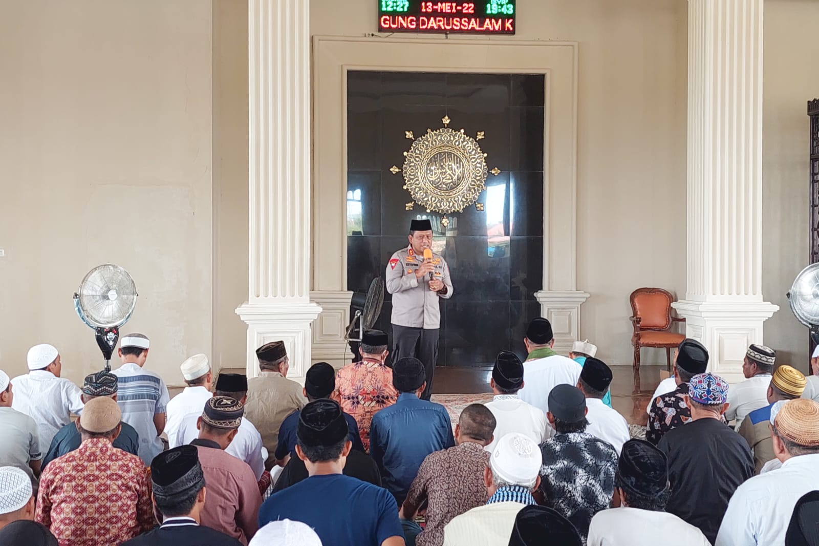 Photo of BERIKAN HIMBAUAN KAMTIBMAS KEPADA JAMAAH SHALAT JUM’AT, KAPOLDA BERHARAP PERINGATAN MAY DAY DILAKSANAKAN TIDAK SECARA ANARKIS