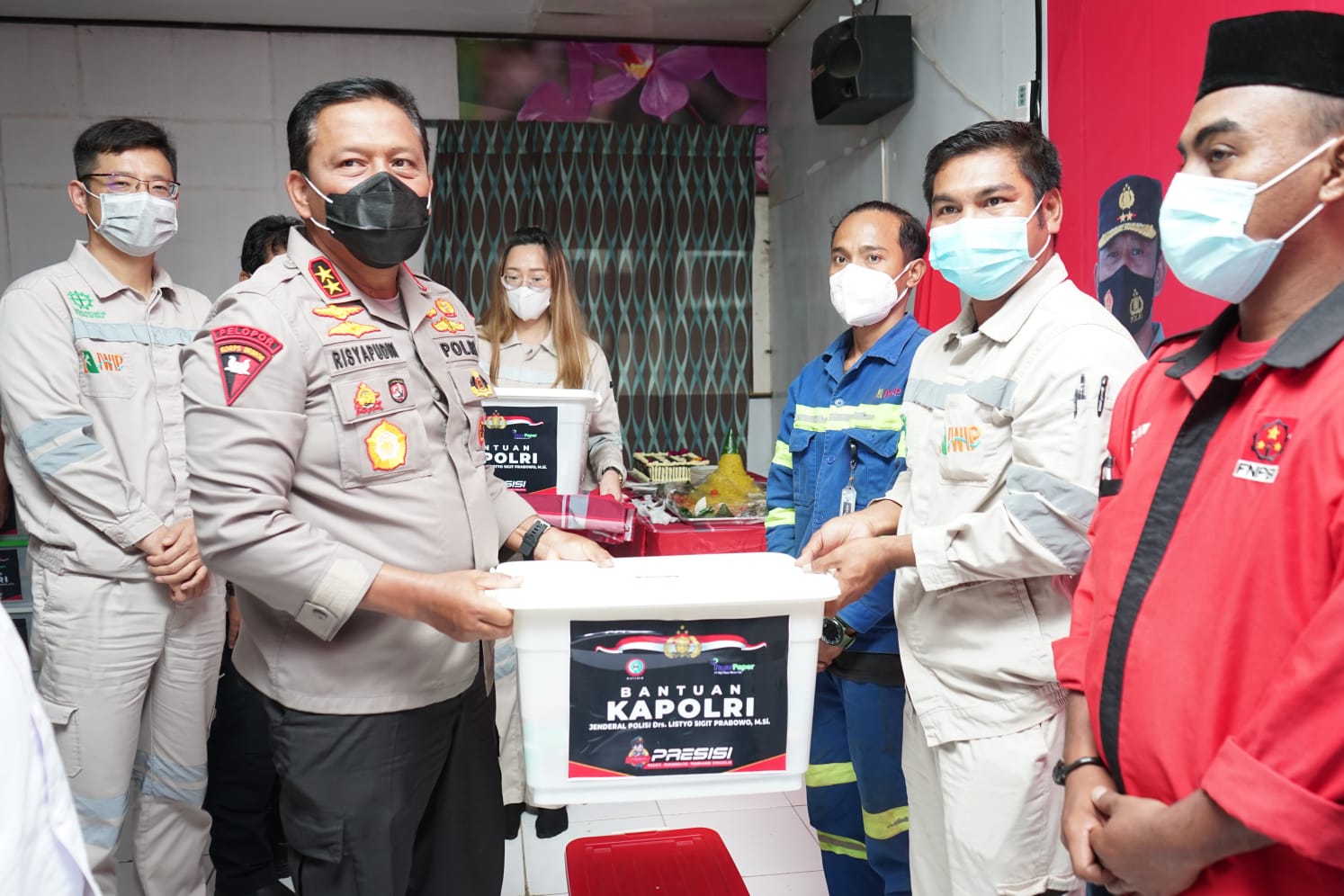 Photo of Peringati May Day,Kapolda Malut Hadiri Halal Bihalal dan Pemberian Bansos