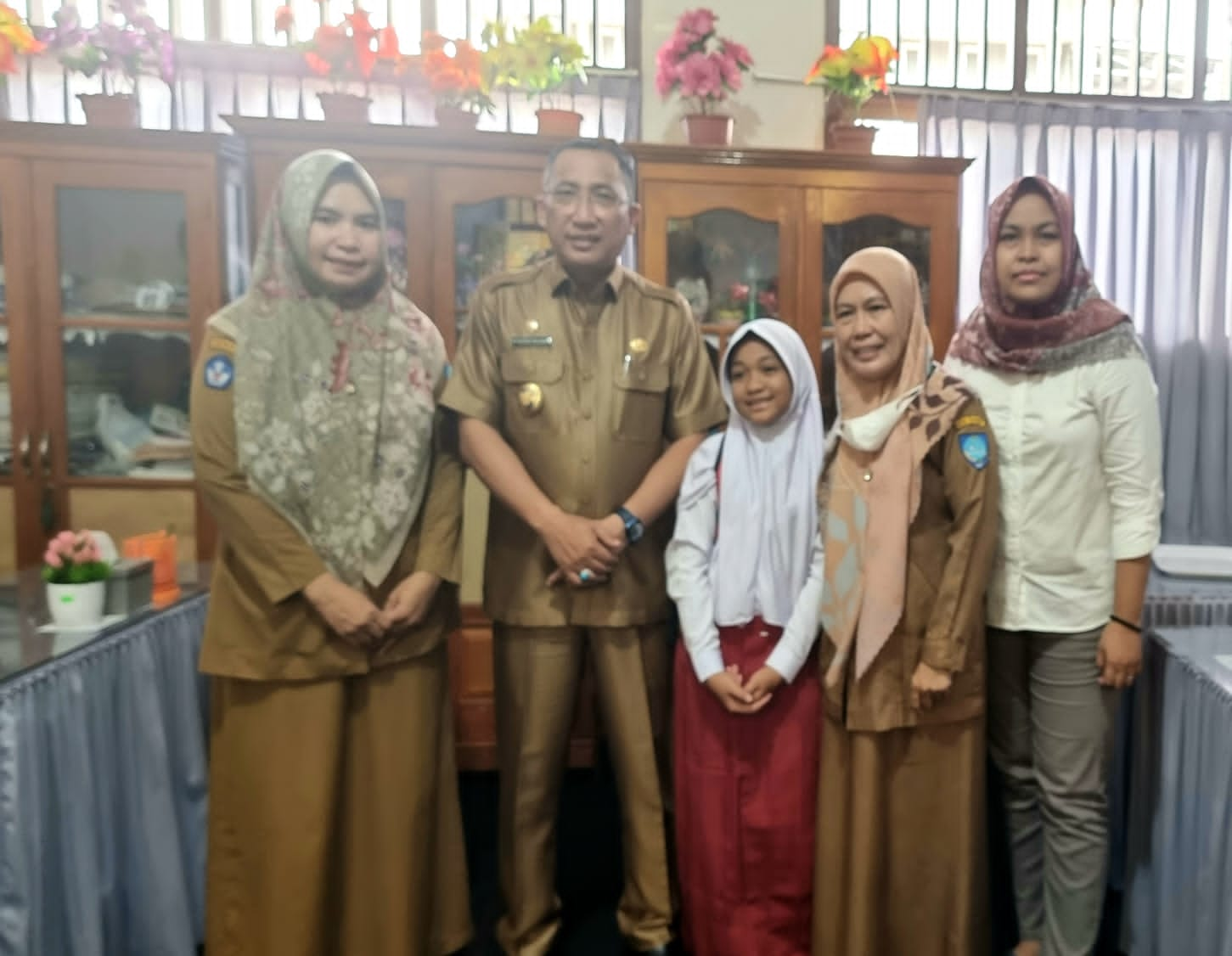 Photo of KOLABORASI PENDIDIKAN FITRI, WALIKOTA TAUHID KEMBALIKAN SENYUM PUTRI ADELIYANI BISA SEKOLAH LAGI.