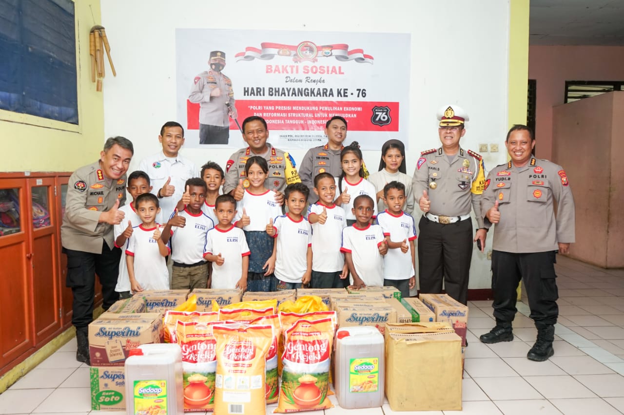 Photo of SAMBUT HARI BHAYANGKARA KE-76, KAPOLDA SALURKAN BANTUAN SOSIAL DI HALMAHERA UTARA