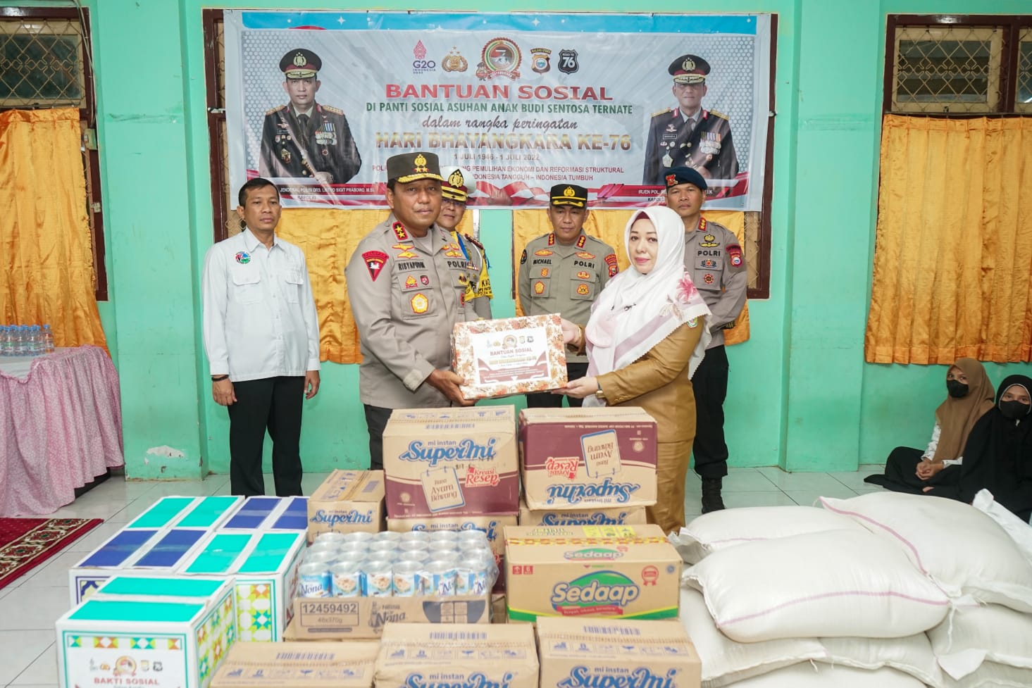 Photo of POLDA MALUT BERBAGI di HUT BHAYANGKARA KE 76.