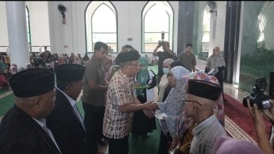 Photo of WALIKOTA M.TAUHID SOLEMAN MENANDAI SECARA SIMBOLIS PENYERAHAN BANTUAN BAZNAS KOTA TERNATE KEPADA 2.660 KK SE KOTA TERNATE.