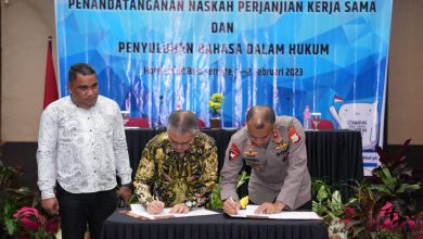 Photo of Kapolda Malut Hadiri Kegiatan Penandatanganan Naskah Perjanjian Kerjasama Dan Penyuluhan Bahasa Dalam Hukum.