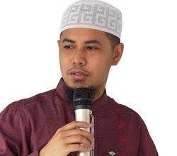 Photo of Ustadz Dr(Cand)HM.Thariq Kasuba,MA.Didaulat Sebagai Khotib Salat Ied Di Mesjid Raya Shaful Khaerat Ibu Kota Sofifi.