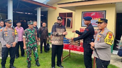 Photo of Kunjungi Satgas Pemilu di Kec.Obi, Bupati Bassam dan Kapolres Juga Serahkan Bantuan Sembako