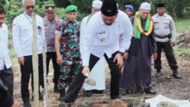 Photo of Hadiri Milad ke 6 Pasantren Darussalam, Bupati Bassam Kasuba didaulat Meletakan Batu Pertama Pembangunan Mesjid Tahfiz Darussalam.