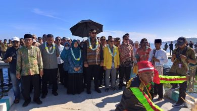 Photo of Warga Sambut Antusias Kunjungan Bupati Hal-Sel dan Isteri.