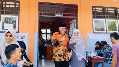 Photo of Kandidat Calon Gubernur Malut Ini Bersama Isteri Nyoblos di TPS 4 Babang.